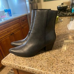 NWOT —> Women’s Matisse booties — Size 11